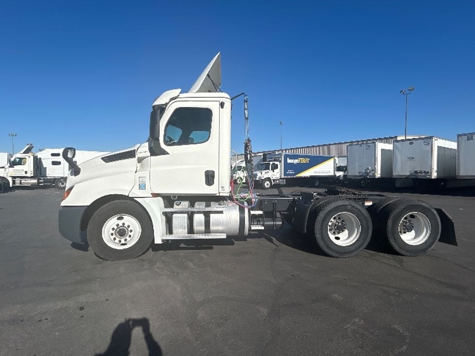 Day Cab Tractor-Heavy Duty Tractors-Freightliner-2019-T12664ST-Las Vegas-NV-695,525\n\t\tmiles-$ 26,250 - Image 4