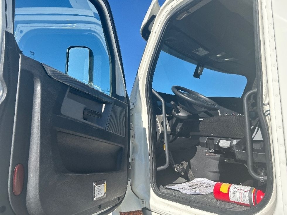 Day Cab Tractor-Heavy Duty Tractors-Freightliner-2019-T12664ST-Las Vegas-NV-695,525\n\t\tmiles-$ 26,250 - Image 9