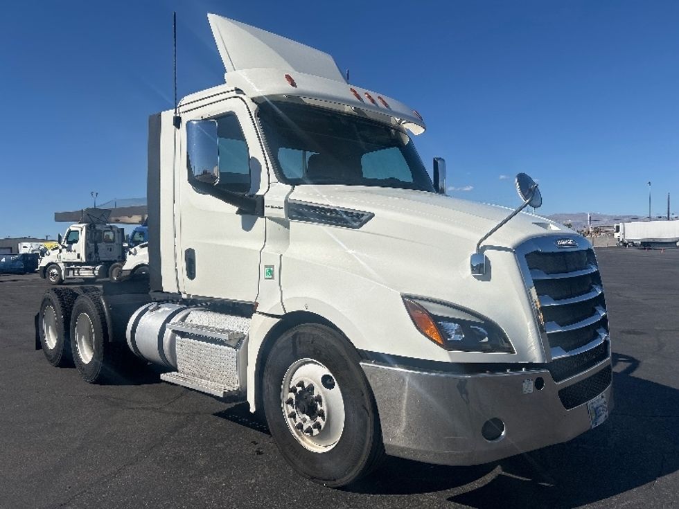 Day Cab Tractor-Heavy Duty Tractors-Freightliner-2019-T12664ST-Las Vegas-NV-881,765\n\t\tmiles-$ 24,250 - Image 1
