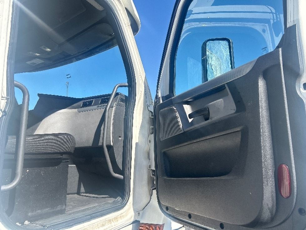 Day Cab Tractor-Heavy Duty Tractors-Freightliner-2019-T12664ST-Las Vegas-NV-881,765\n\t\tmiles-$ 24,250 - Image 12