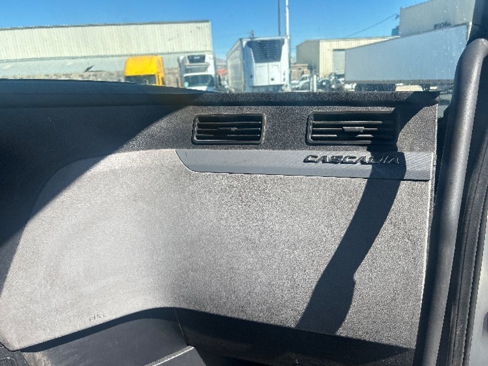 Day Cab Tractor-Heavy Duty Tractors-Freightliner-2019-T12664ST-Las Vegas-NV-881,765\n\t\tmiles-$ 24,250 - Image 13