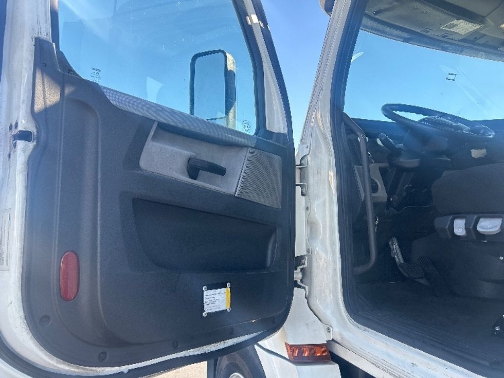 Day Cab Tractor-Heavy Duty Tractors-Freightliner-2019-T12664ST-Las Vegas-NV-881,765\n\t\tmiles-$ 24,250 - Image 9