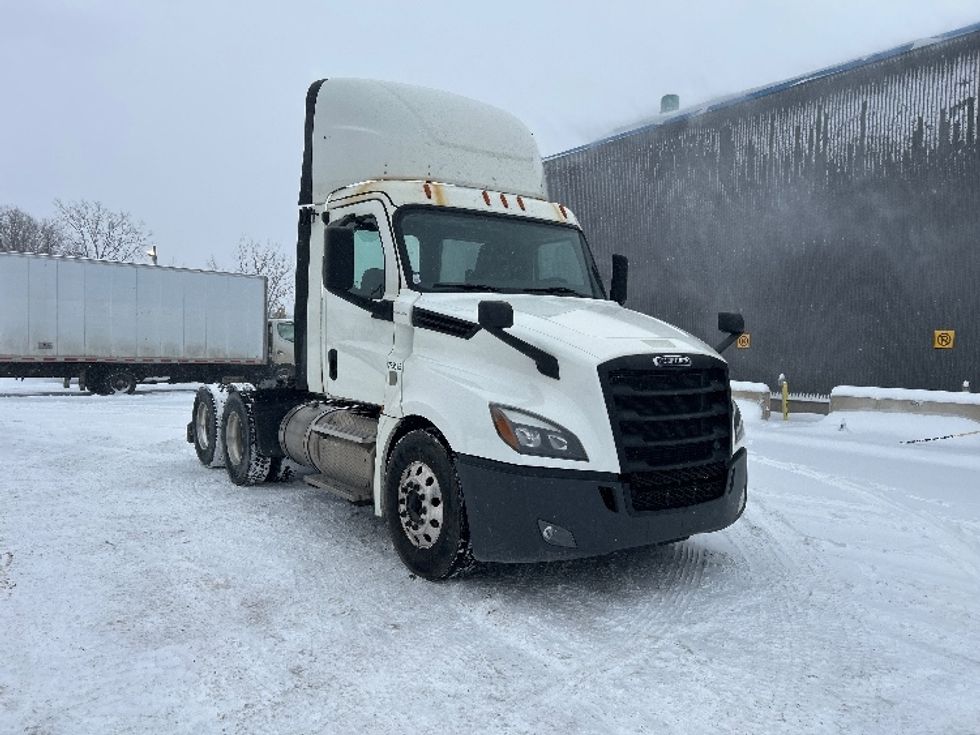 Day Cab Tractor-Heavy Duty Tractors-Freightliner-2019-T12664ST-Laval-PQ-562,359\n\t\tkm-$ 55,750 - Image 1