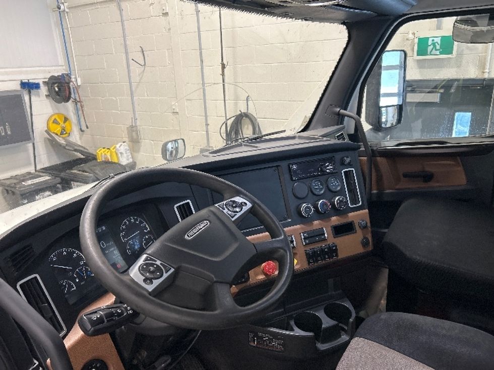 Day Cab Tractor-Heavy Duty Tractors-Freightliner-2019-T12664ST-Laval-PQ-562,359\n\t\tkm-$ 55,750 - Image 10