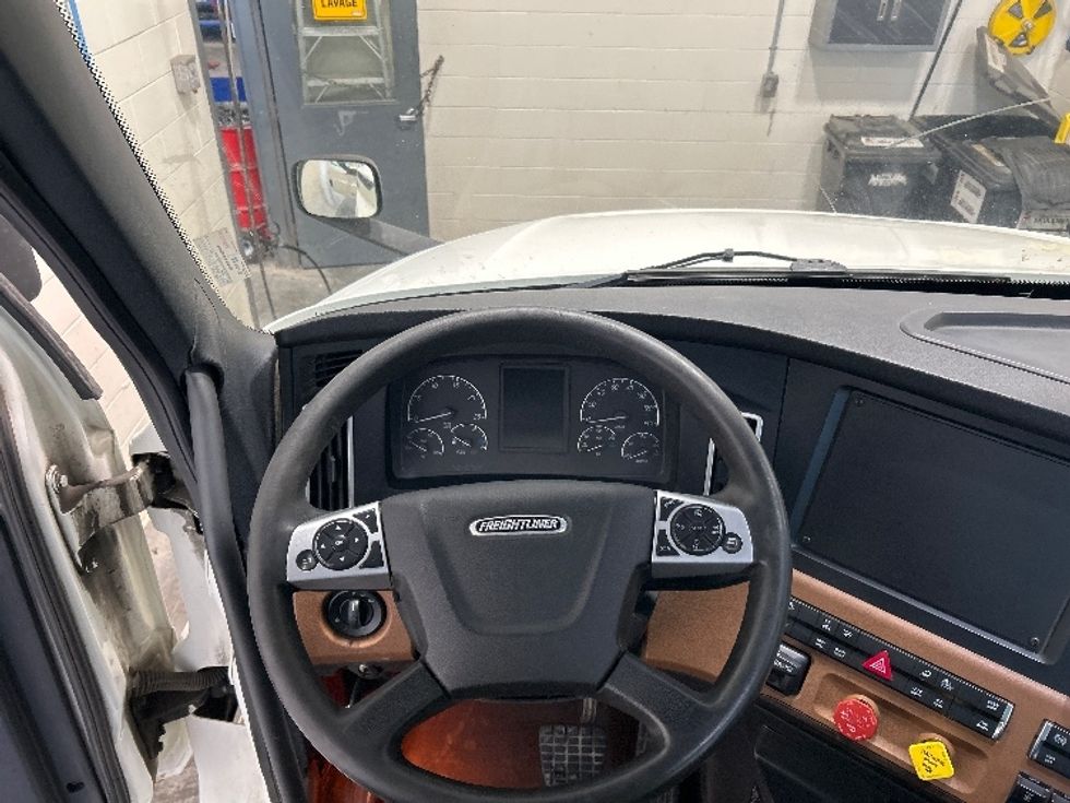 Day Cab Tractor-Heavy Duty Tractors-Freightliner-2019-T12664ST-Laval-PQ-562,359\n\t\tkm-$ 55,750 - Image 11