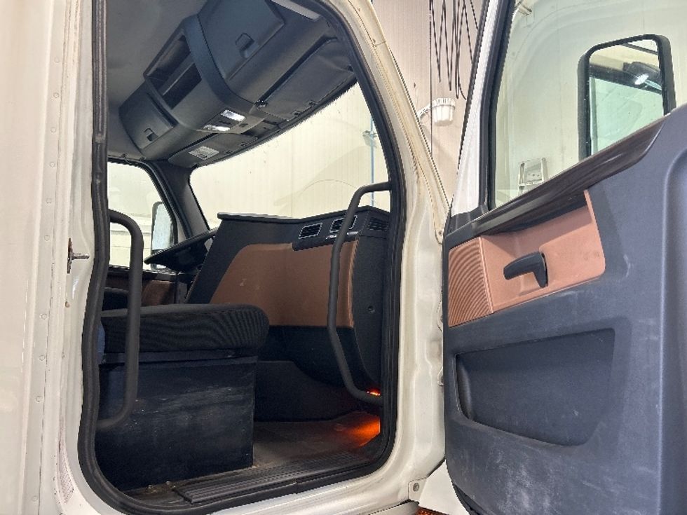 Day Cab Tractor-Heavy Duty Tractors-Freightliner-2019-T12664ST-Laval-PQ-562,359\n\t\tkm-$ 55,750 - Image 12