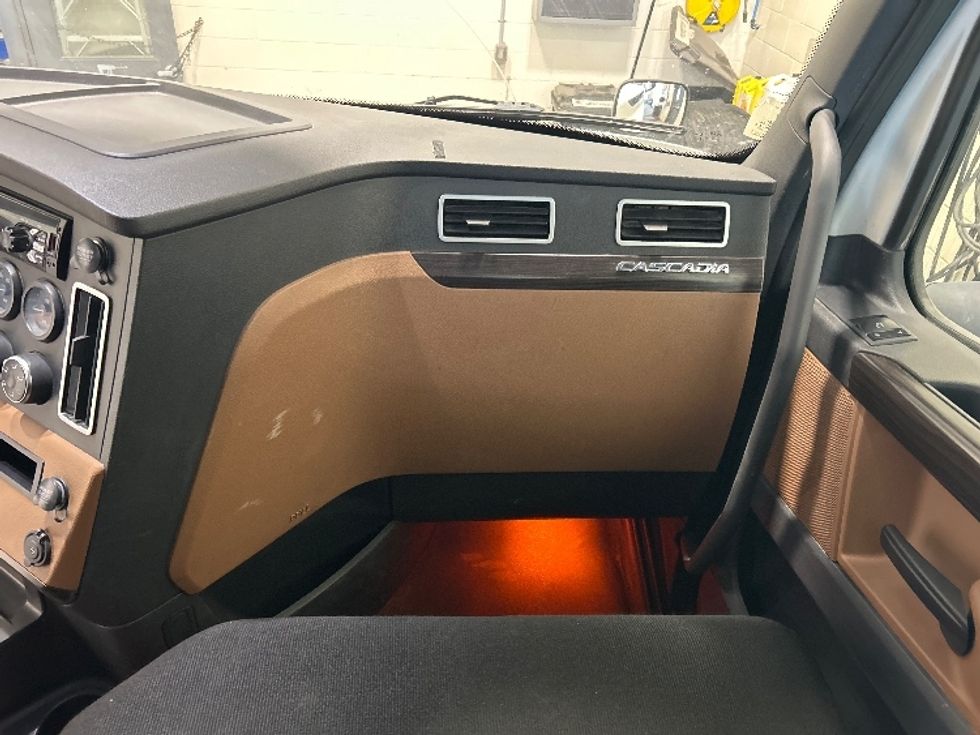 Day Cab Tractor-Heavy Duty Tractors-Freightliner-2019-T12664ST-Laval-PQ-562,359\n\t\tkm-$ 55,750 - Image 13