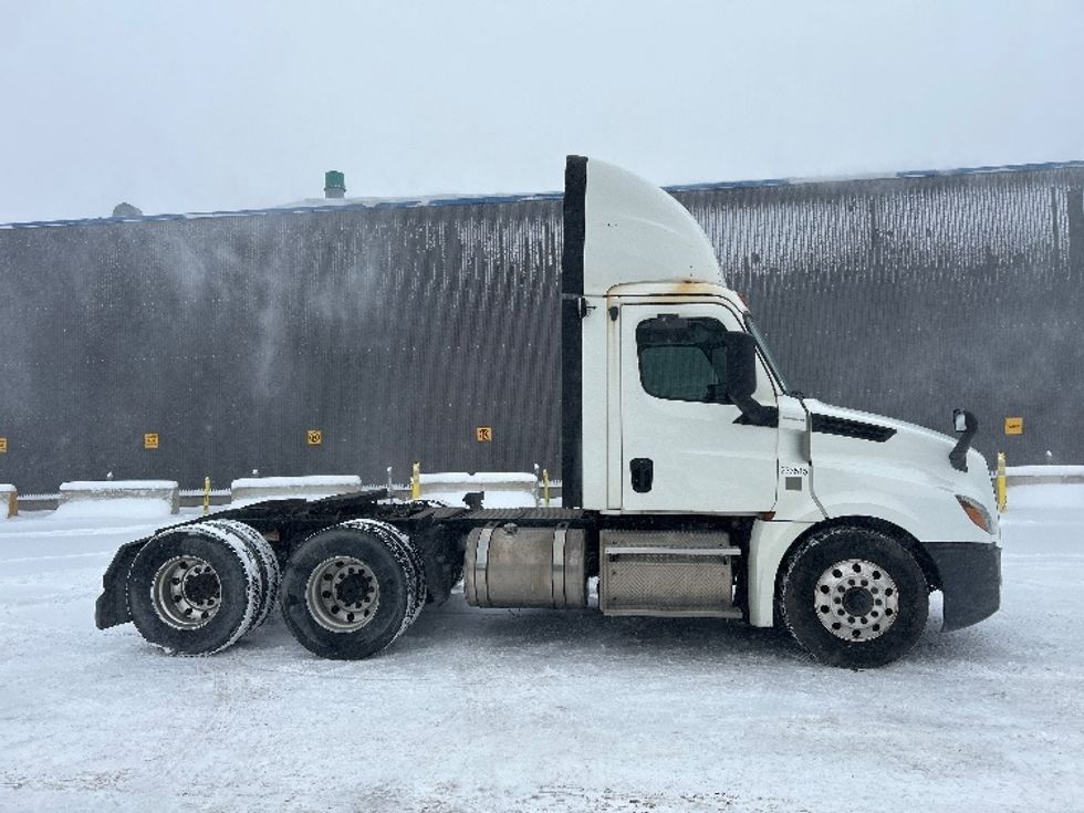 Day Cab Tractor-Heavy Duty Tractors-Freightliner-2019-T12664ST-Laval-PQ-562,359\n\t\tkm-$ 55,750 - Image 8