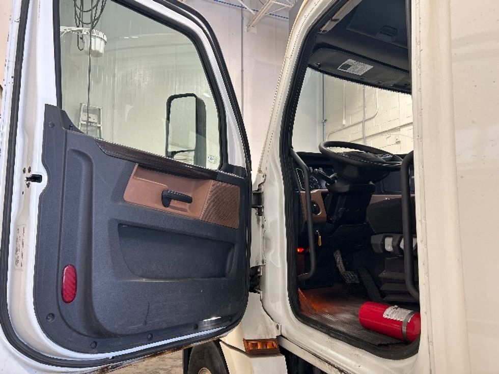 Day Cab Tractor-Heavy Duty Tractors-Freightliner-2019-T12664ST-Laval-PQ-562,359\n\t\tkm-$ 55,750 - Image 9