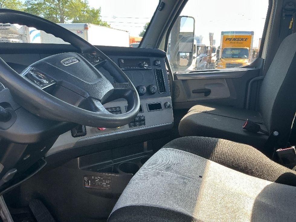 Day Cab Tractor-Heavy Duty Tractors-Freightliner-2019-T12664ST-Lexington-KY-309,760\n\t\tmiles-$ 50,750 - Image 10