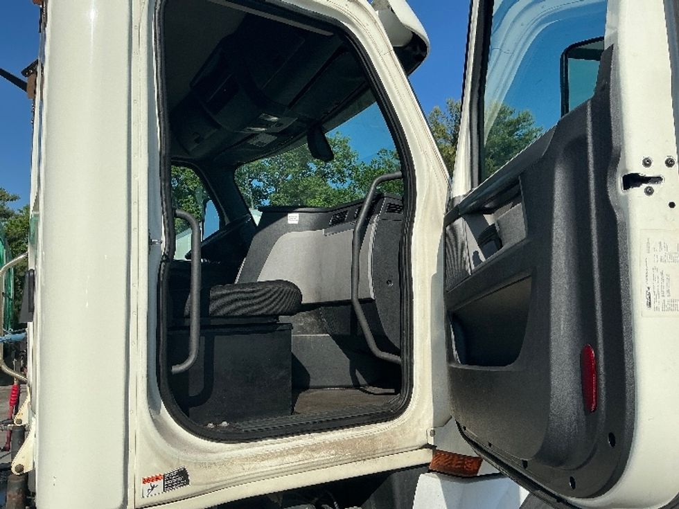 Day Cab Tractor-Heavy Duty Tractors-Freightliner-2019-T12664ST-Lexington-KY-309,760\n\t\tmiles-$ 50,750 - Image 12