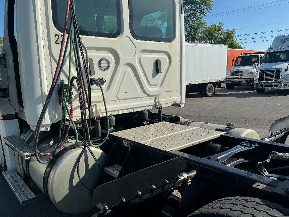 Day Cab Tractor-Heavy Duty Tractors-Freightliner-2019-T12664ST-Lexington-KY-309,760\n\t\tmiles-$ 50,750 - Image 17