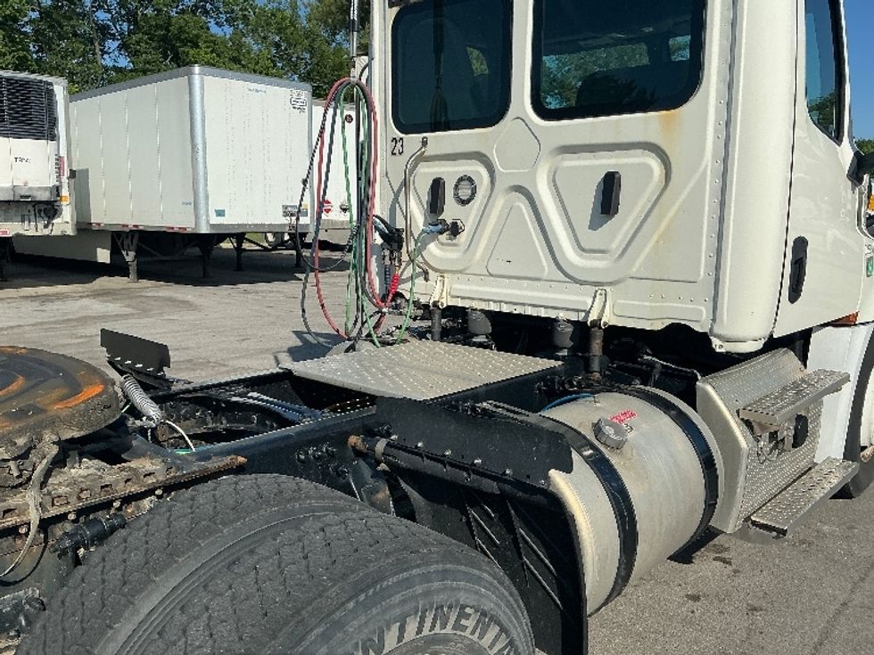 Day Cab Tractor-Heavy Duty Tractors-Freightliner-2019-T12664ST-Lexington-KY-309,760\n\t\tmiles-$ 50,750 - Image 18