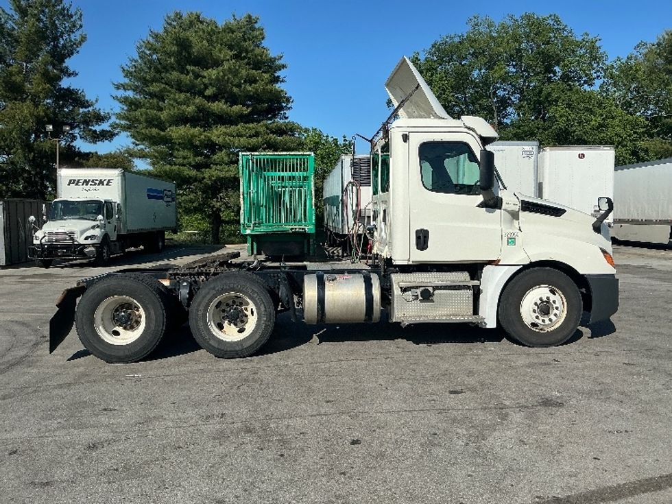 Day Cab Tractor-Heavy Duty Tractors-Freightliner-2019-T12664ST-Lexington-KY-309,760\n\t\tmiles-$ 50,750 - Image 8