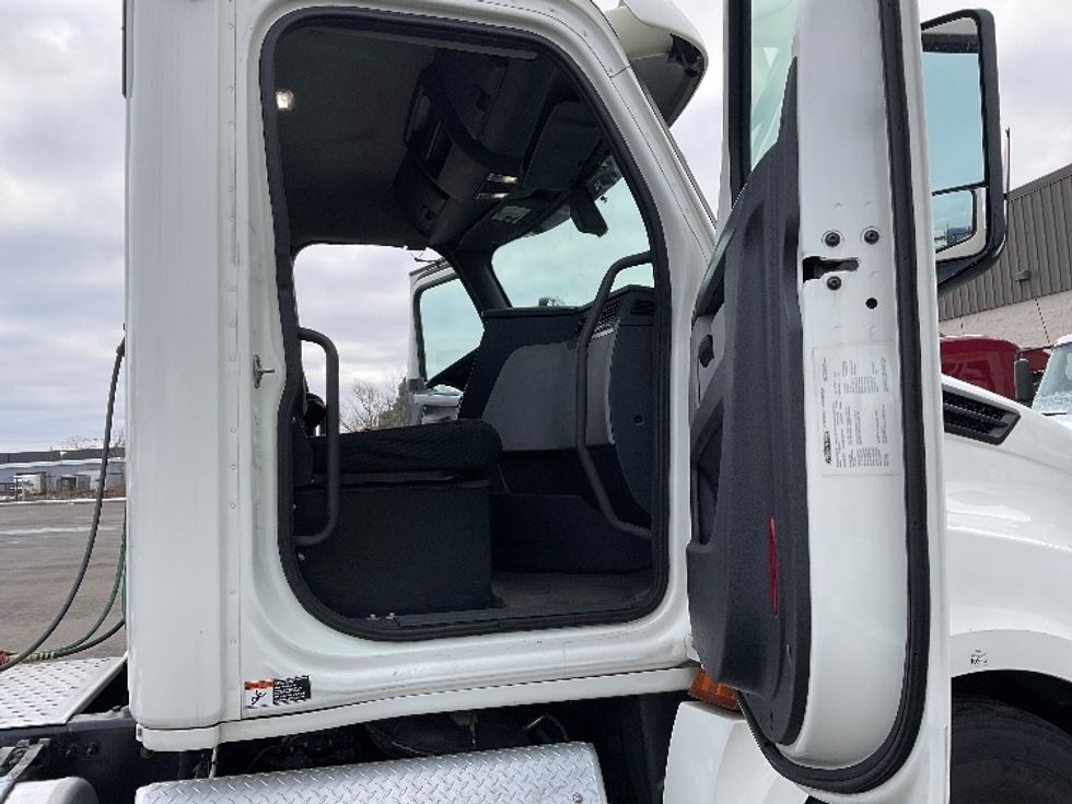 Day Cab Tractor-Heavy Duty Tractors-Freightliner-2019-T12664ST-Linden-NJ-211,053\n\t\tmiles-$ 53,750 - Image 11