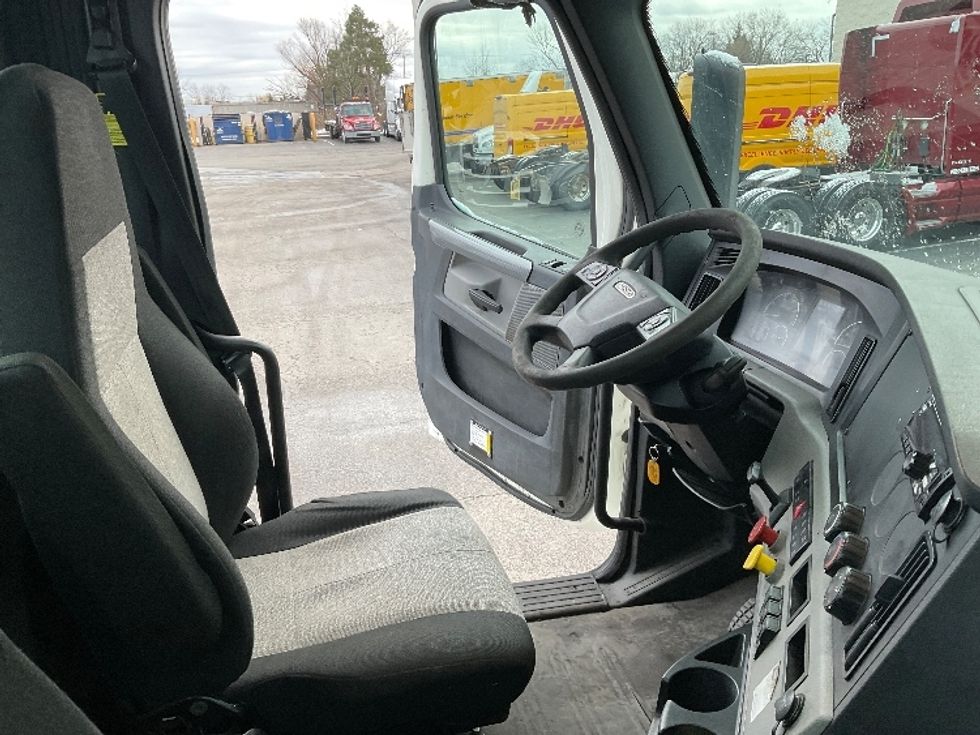 Day Cab Tractor-Heavy Duty Tractors-Freightliner-2019-T12664ST-Linden-NJ-211,053\n\t\tmiles-$ 53,750 - Image 13