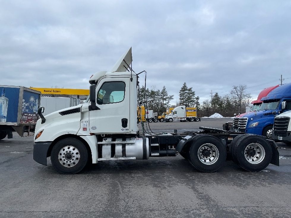 Day Cab Tractor-Heavy Duty Tractors-Freightliner-2019-T12664ST-Linden-NJ-211,053\n\t\tmiles-$ 53,750 - Image 3