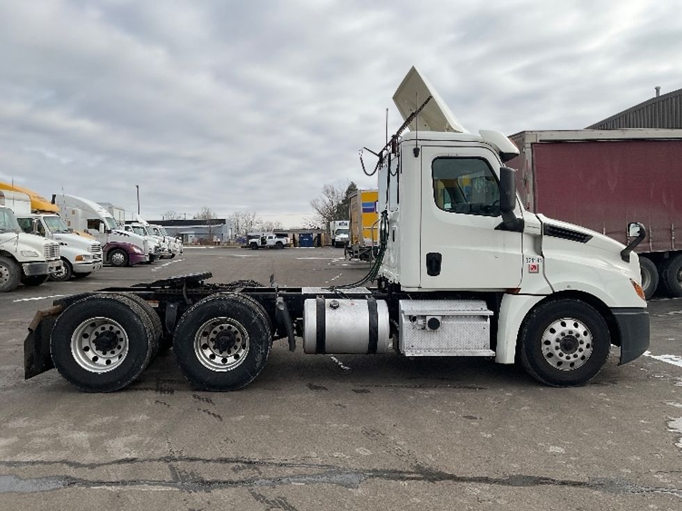 Day Cab Tractor-Heavy Duty Tractors-Freightliner-2019-T12664ST-Linden-NJ-211,053\n\t\tmiles-$ 53,750 - Image 7