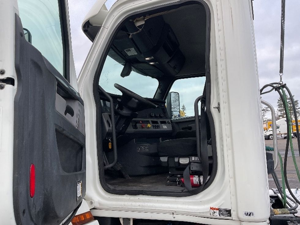 Day Cab Tractor-Heavy Duty Tractors-Freightliner-2019-T12664ST-Linden-NJ-211,053\n\t\tmiles-$ 53,750 - Image 9