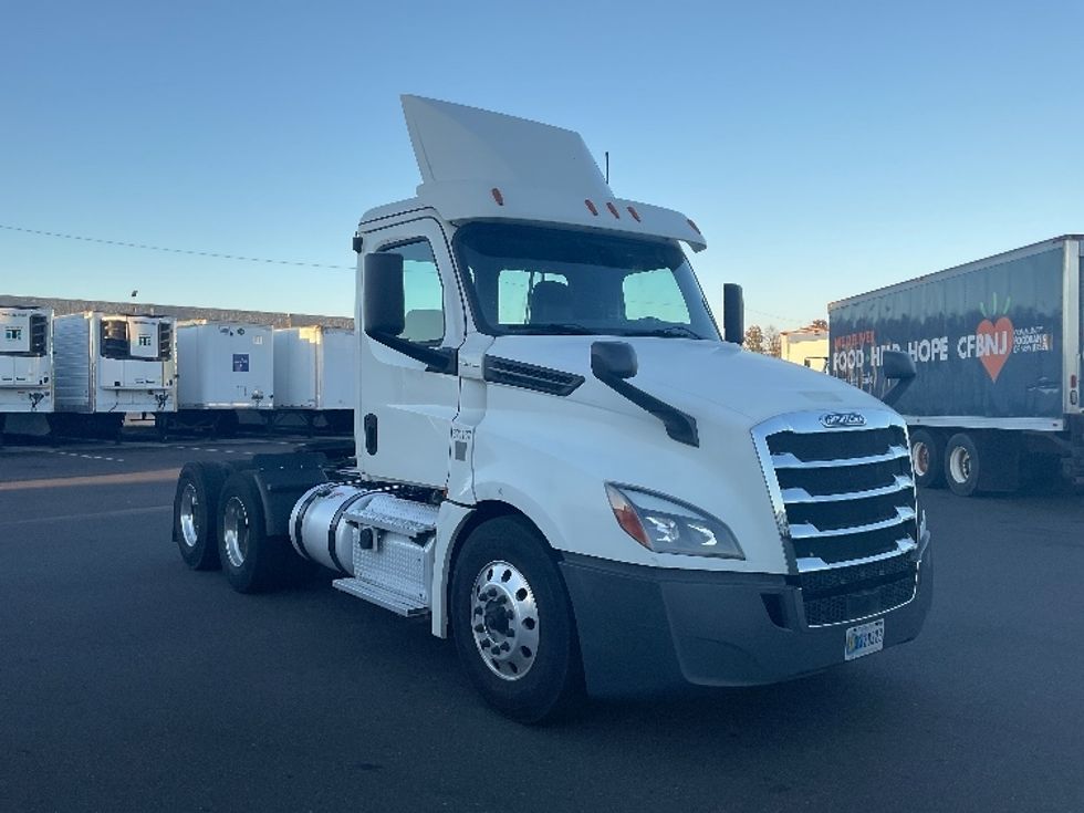 Day Cab Tractor-Heavy Duty Tractors-Freightliner-2019-T12664ST-Linden-NJ-247,102\n\t\tmiles-$ 63,250 - Image 1