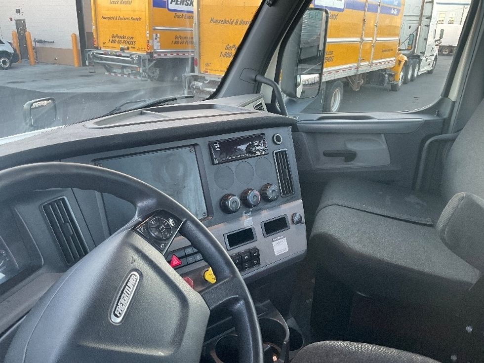 Day Cab Tractor-Heavy Duty Tractors-Freightliner-2019-T12664ST-Linden-NJ-247,102\n\t\tmiles-$ 63,250 - Image 10