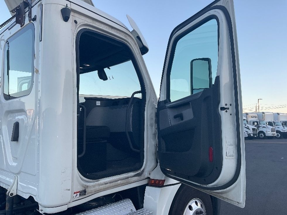 Day Cab Tractor-Heavy Duty Tractors-Freightliner-2019-T12664ST-Linden-NJ-247,102\n\t\tmiles-$ 63,250 - Image 12