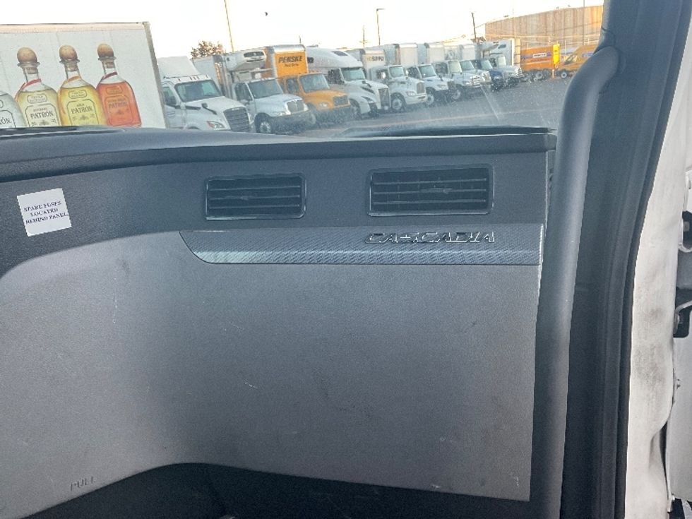 Day Cab Tractor-Heavy Duty Tractors-Freightliner-2019-T12664ST-Linden-NJ-247,102\n\t\tmiles-$ 63,250 - Image 13