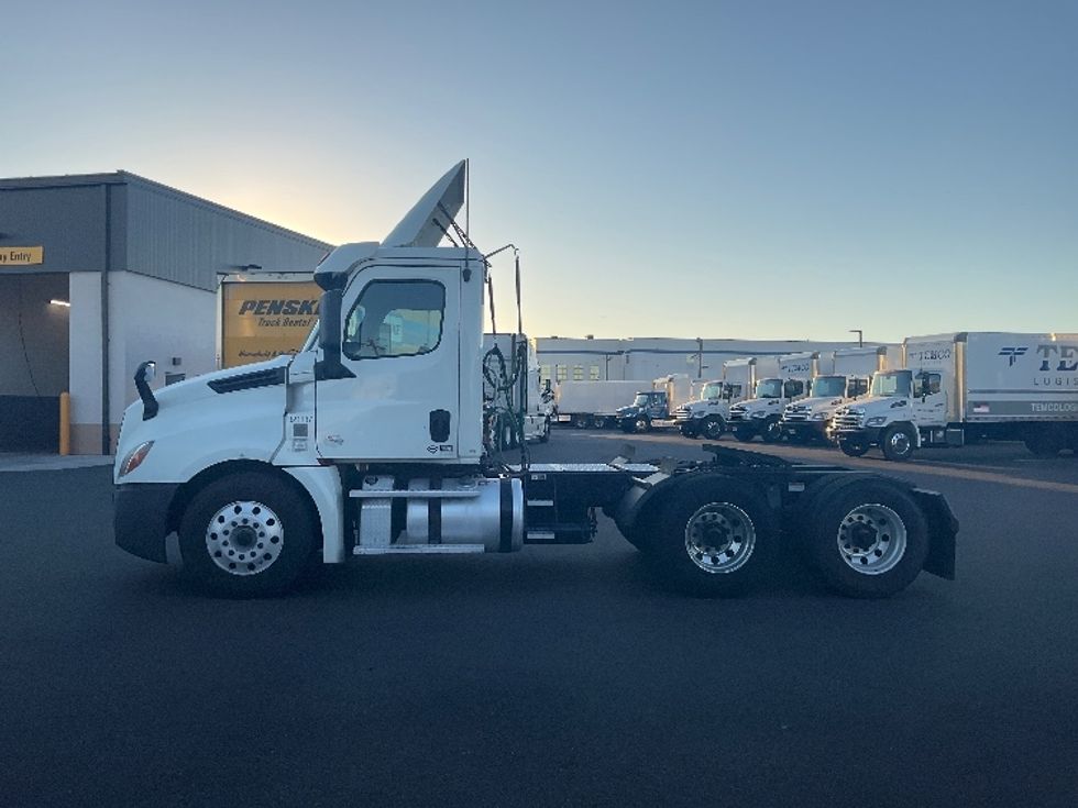 Day Cab Tractor-Heavy Duty Tractors-Freightliner-2019-T12664ST-Linden-NJ-247,102\n\t\tmiles-$ 63,250 - Image 4