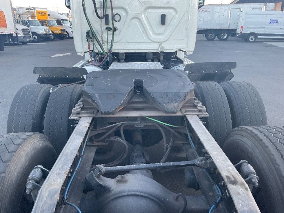 Day Cab Tractor-Heavy Duty Tractors-Freightliner-2019-T12664ST-Linden-NJ-247,102\n\t\tmiles-$ 63,250 - Image 6