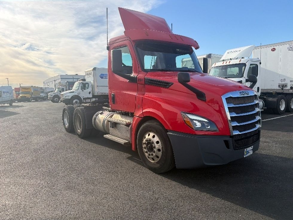Day Cab Tractor-Heavy Duty Tractors-Freightliner-2019-T12664ST-Linden-NJ-302,178\n\t\tmiles-$ 42,500 - Image 1