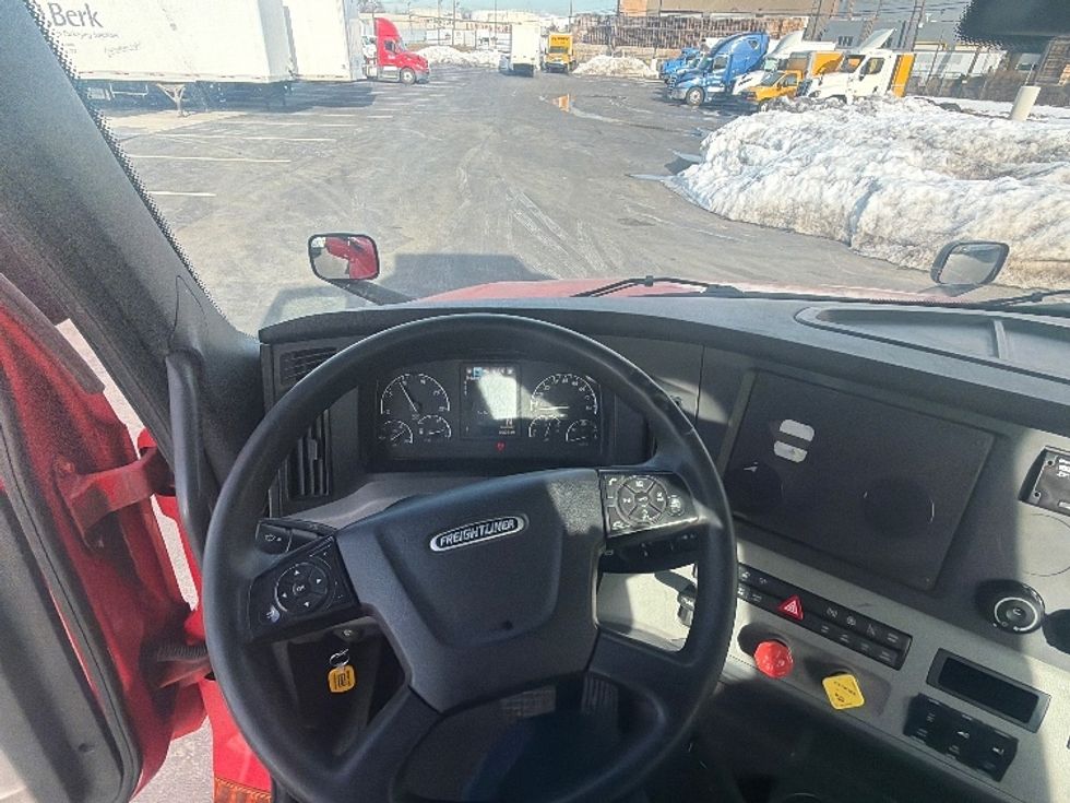 Day Cab Tractor-Heavy Duty Tractors-Freightliner-2019-T12664ST-Linden-NJ-302,178\n\t\tmiles-$ 42,500 - Image 11