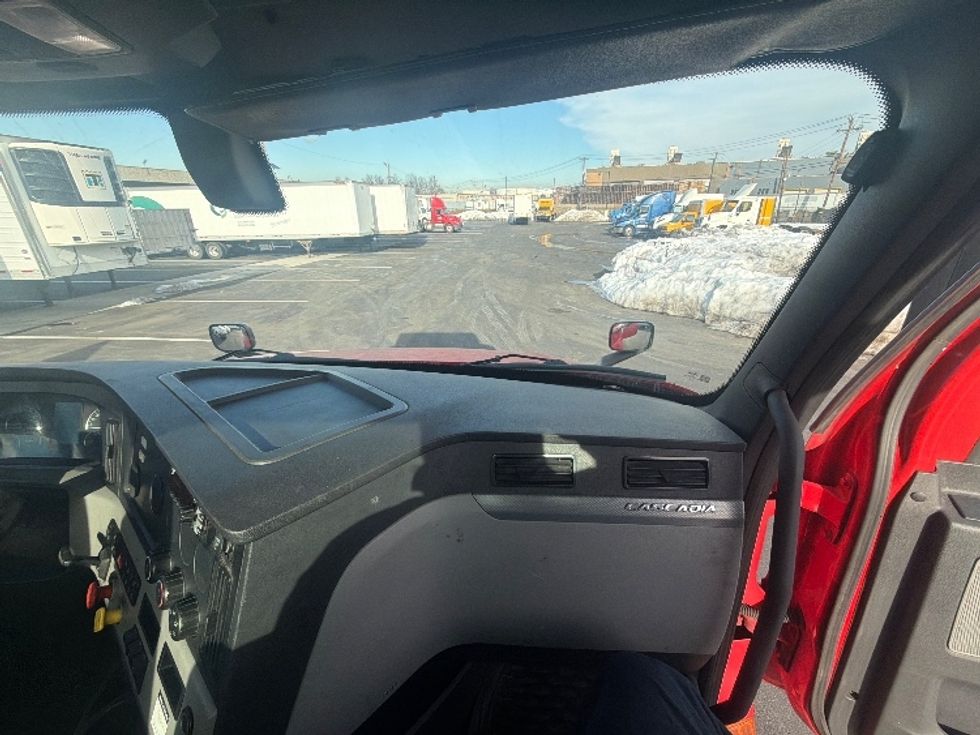 Day Cab Tractor-Heavy Duty Tractors-Freightliner-2019-T12664ST-Linden-NJ-302,178\n\t\tmiles-$ 42,500 - Image 13