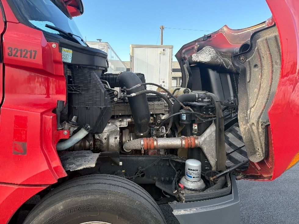 Day Cab Tractor-Heavy Duty Tractors-Freightliner-2019-T12664ST-Linden-NJ-302,178\n\t\tmiles-$ 42,500 - Image 15