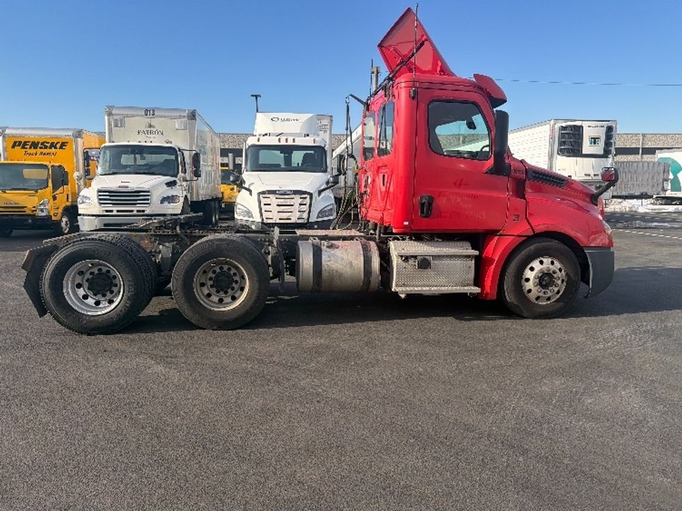 Day Cab Tractor-Heavy Duty Tractors-Freightliner-2019-T12664ST-Linden-NJ-302,178\n\t\tmiles-$ 42,500 - Image 8