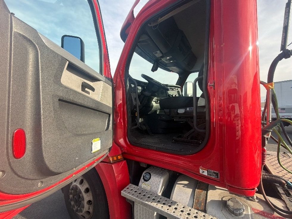 Day Cab Tractor-Heavy Duty Tractors-Freightliner-2019-T12664ST-Linden-NJ-302,178\n\t\tmiles-$ 42,500 - Image 9