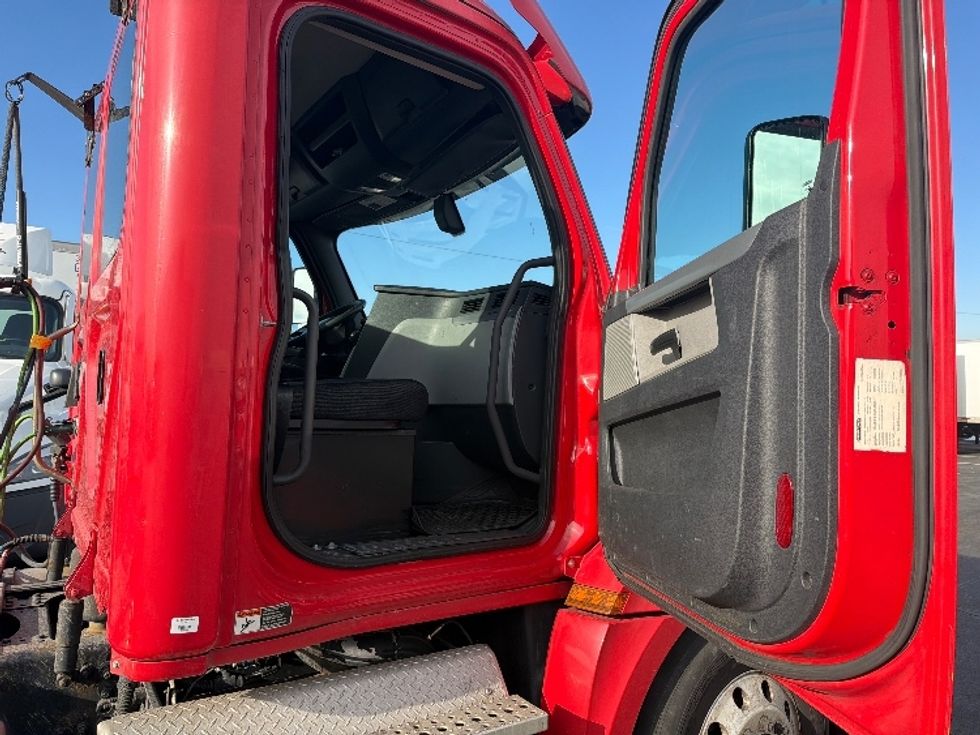 Day Cab Tractor-Heavy Duty Tractors-Freightliner-2019-T12664ST-Linden-NJ-302,646\n\t\tmiles-$ 42,000 - Image 12