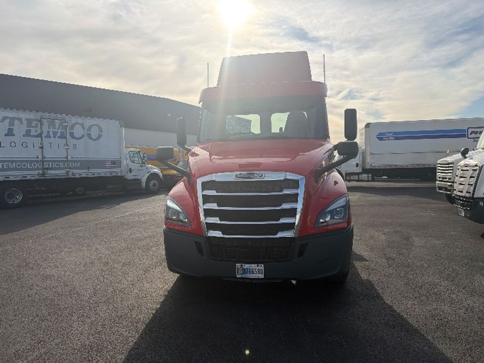 Day Cab Tractor-Heavy Duty Tractors-Freightliner-2019-T12664ST-Linden-NJ-302,646\n\t\tmiles-$ 42,000 - Image 2