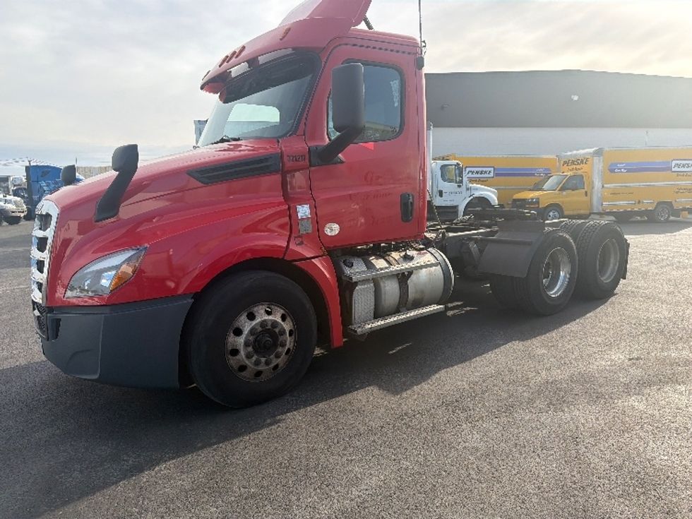 Day Cab Tractor-Heavy Duty Tractors-Freightliner-2019-T12664ST-Linden-NJ-302,646\n\t\tmiles-$ 42,000 - Image 3
