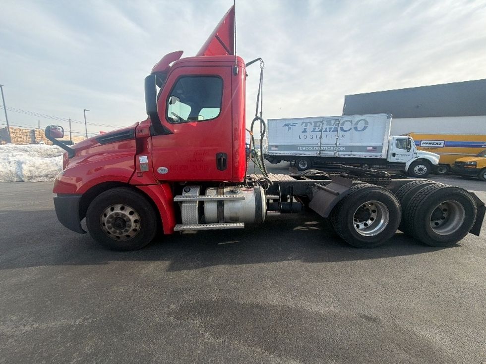 Day Cab Tractor-Heavy Duty Tractors-Freightliner-2019-T12664ST-Linden-NJ-302,646\n\t\tmiles-$ 42,000 - Image 4