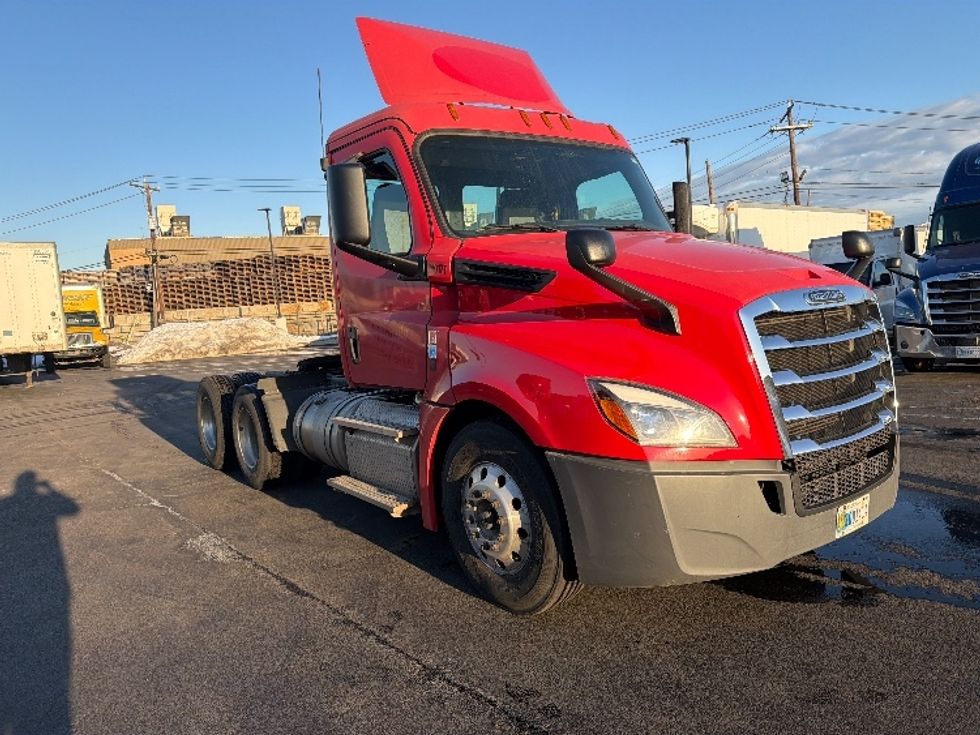 Day Cab Tractor-Heavy Duty Tractors-Freightliner-2019-T12664ST-Linden-NJ-329,795\n\t\tmiles-$ 46,750 - Image 1