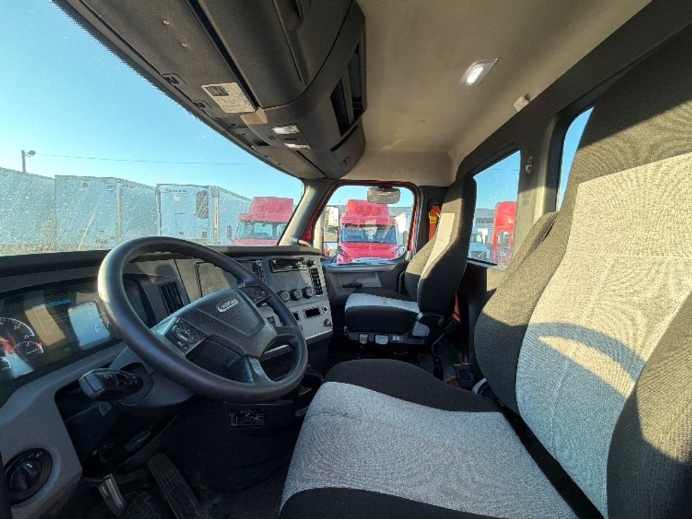 Day Cab Tractor-Heavy Duty Tractors-Freightliner-2019-T12664ST-Linden-NJ-329,795\n\t\tmiles-$ 46,750 - Image 10