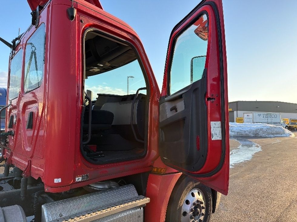 Day Cab Tractor-Heavy Duty Tractors-Freightliner-2019-T12664ST-Linden-NJ-329,795\n\t\tmiles-$ 46,750 - Image 12