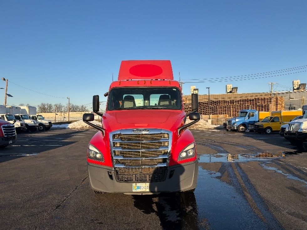 Day Cab Tractor-Heavy Duty Tractors-Freightliner-2019-T12664ST-Linden-NJ-329,795\n\t\tmiles-$ 46,750 - Image 2