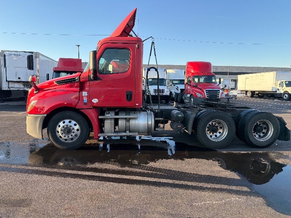 Day Cab Tractor-Heavy Duty Tractors-Freightliner-2019-T12664ST-Linden-NJ-329,795\n\t\tmiles-$ 46,750 - Image 4
