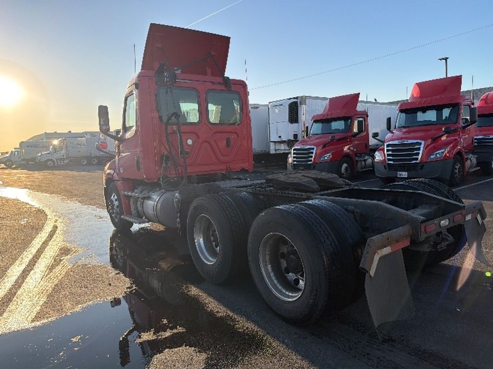 Day Cab Tractor-Heavy Duty Tractors-Freightliner-2019-T12664ST-Linden-NJ-329,795\n\t\tmiles-$ 46,750 - Image 5
