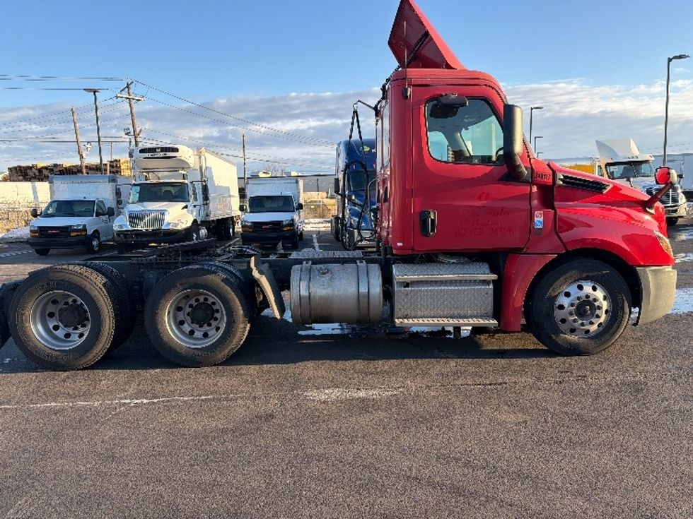 Day Cab Tractor-Heavy Duty Tractors-Freightliner-2019-T12664ST-Linden-NJ-329,795\n\t\tmiles-$ 46,750 - Image 8