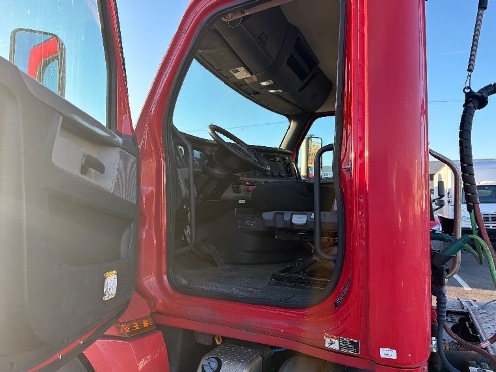 Day Cab Tractor-Heavy Duty Tractors-Freightliner-2019-T12664ST-Linden-NJ-329,795\n\t\tmiles-$ 46,750 - Image 9