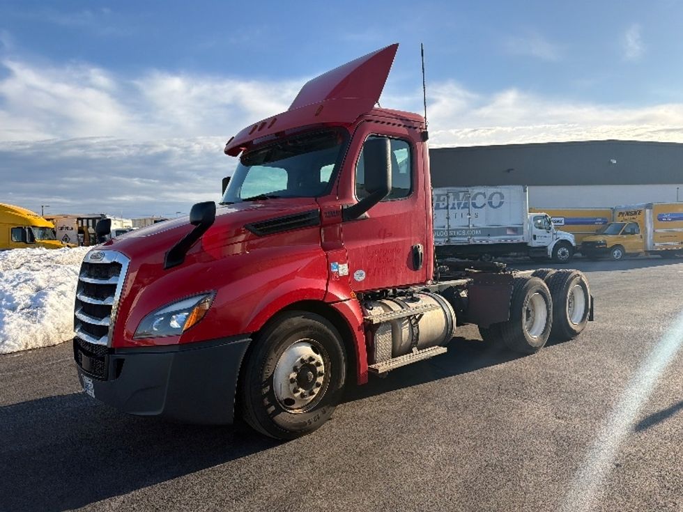 Day Cab Tractor-Heavy Duty Tractors-Freightliner-2019-T12664ST-Linden-NJ-333,999\n\t\tmiles-$ 42,500 - Image 3