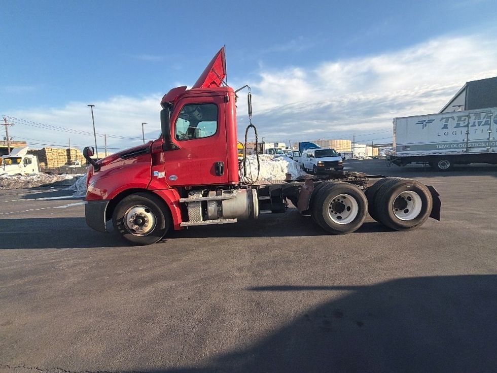 Day Cab Tractor-Heavy Duty Tractors-Freightliner-2019-T12664ST-Linden-NJ-333,999\n\t\tmiles-$ 42,500 - Image 4