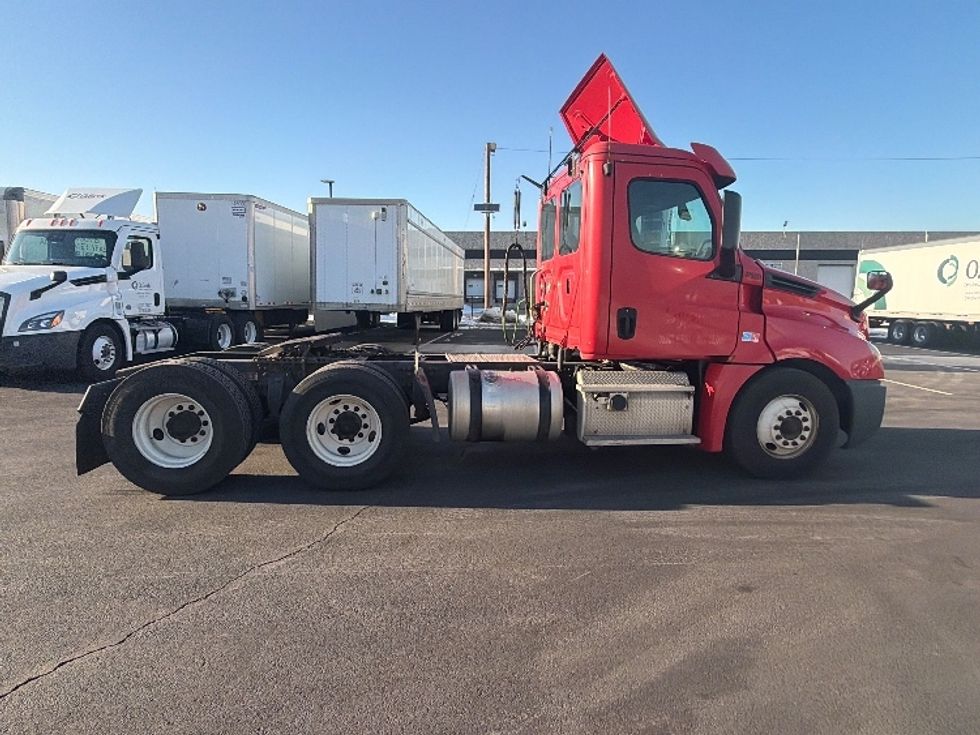 Day Cab Tractor-Heavy Duty Tractors-Freightliner-2019-T12664ST-Linden-NJ-333,999\n\t\tmiles-$ 42,500 - Image 8